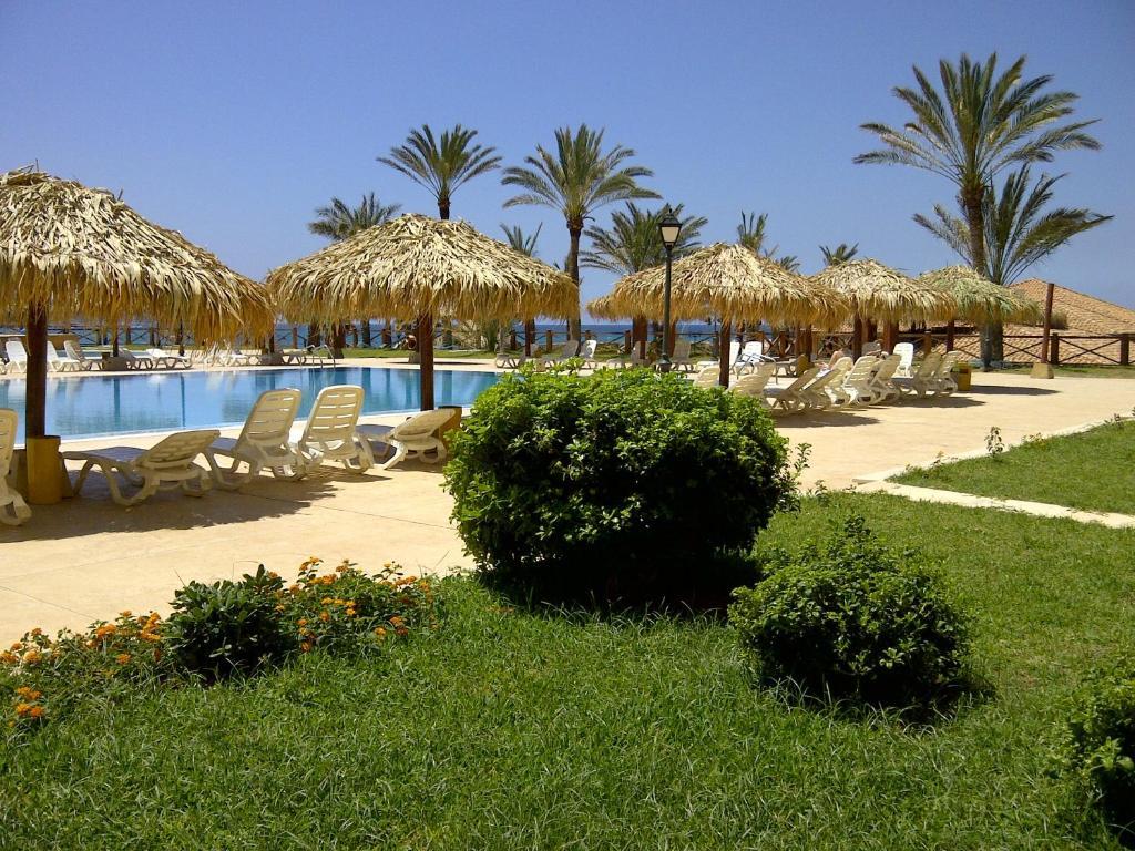 Sawary Beach Hotel בטרון מראה חיצוני תמונה