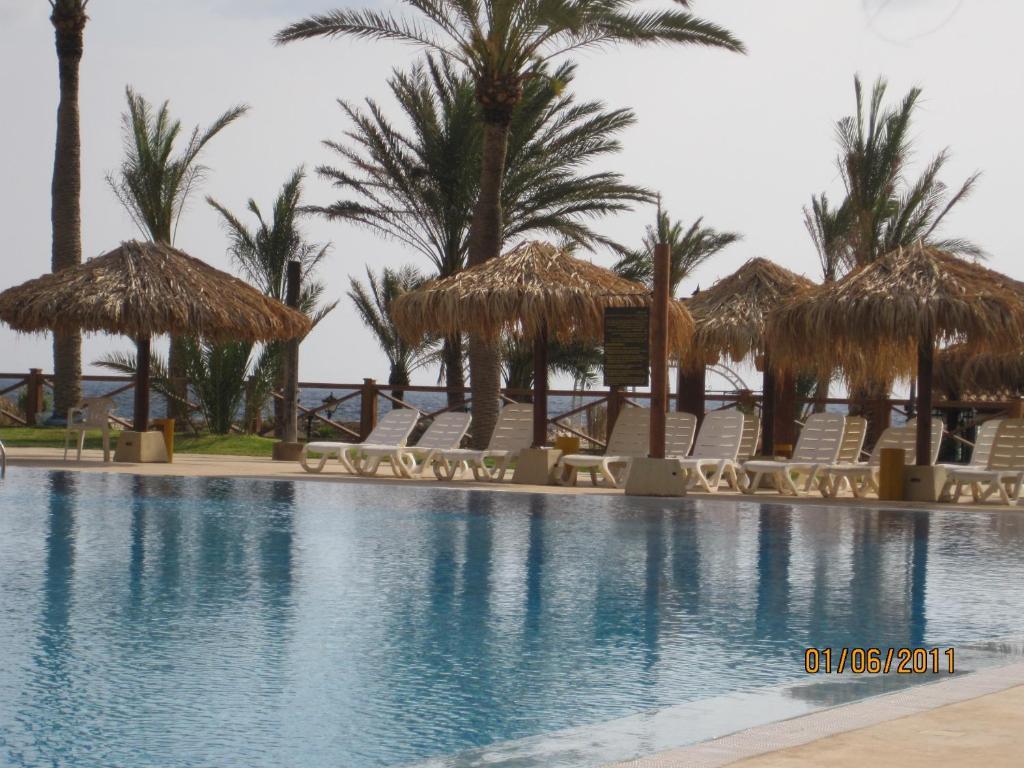 Sawary Beach Hotel בטרון מראה חיצוני תמונה