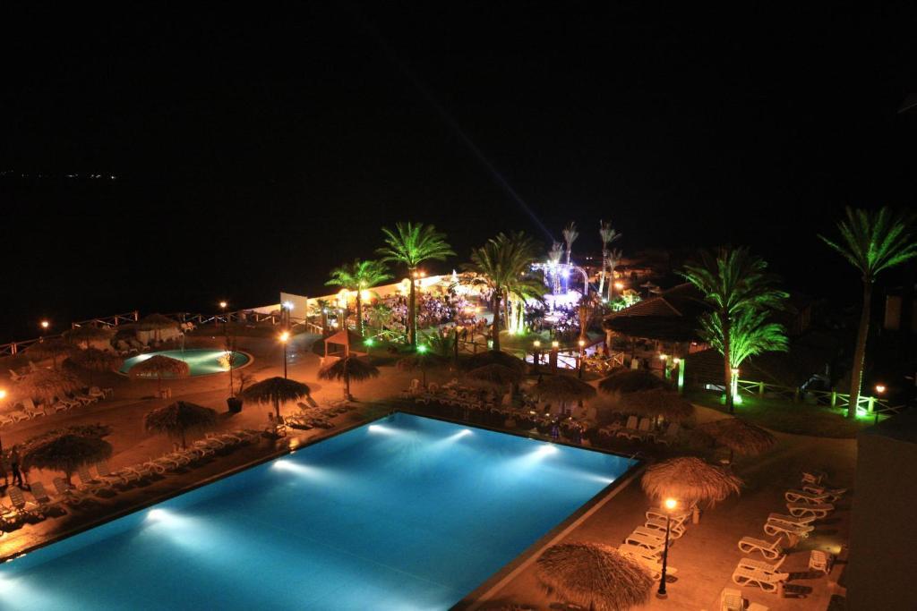 Sawary Beach Hotel בטרון מראה חיצוני תמונה
