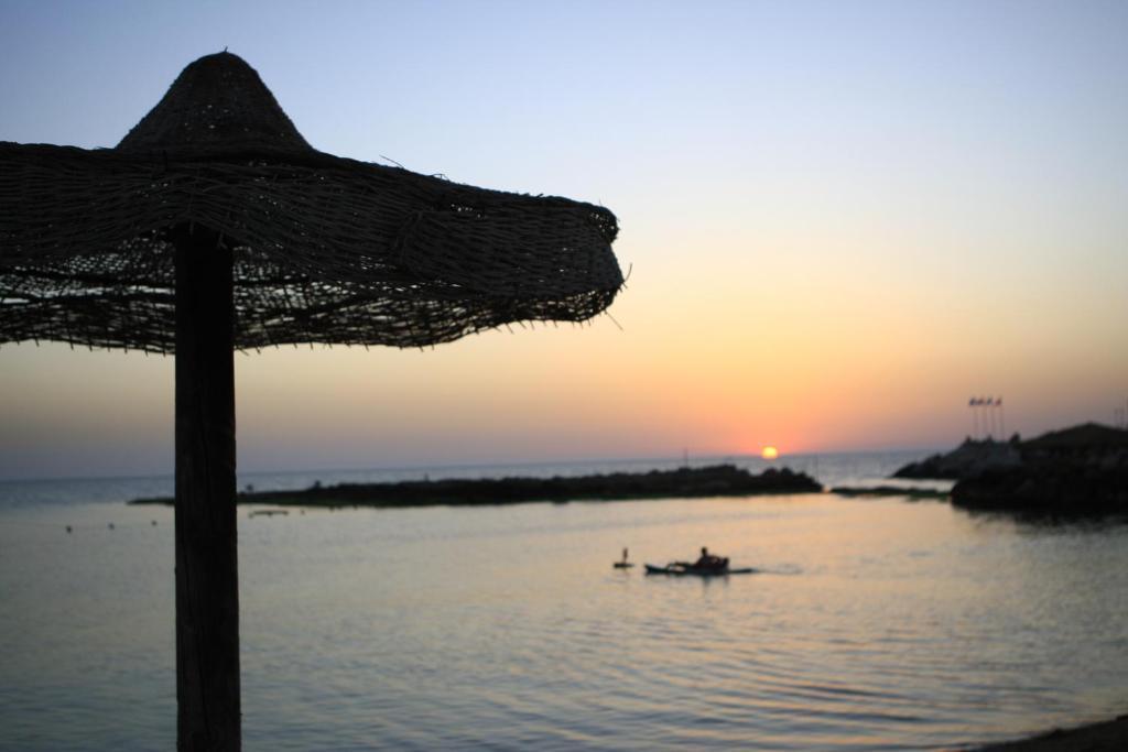 Sawary Beach Hotel בטרון מראה חיצוני תמונה