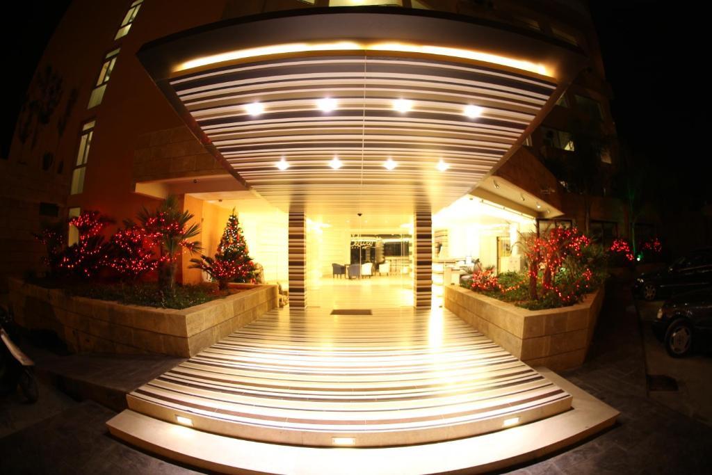 Sawary Beach Hotel בטרון מראה חיצוני תמונה