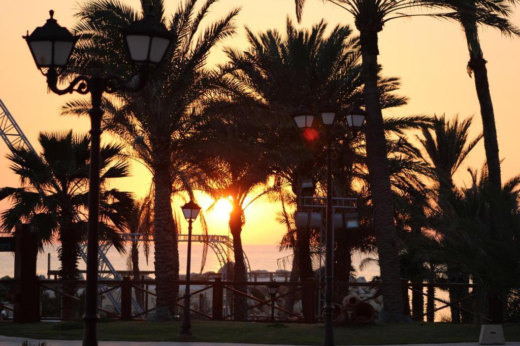 Sawary Beach Hotel בטרון מראה חיצוני תמונה