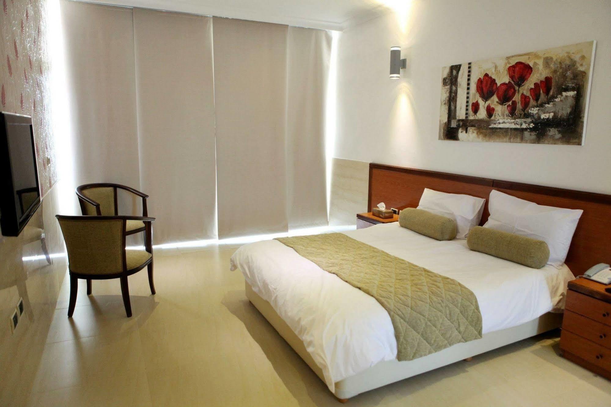 Sawary Beach Hotel בטרון מראה חיצוני תמונה
