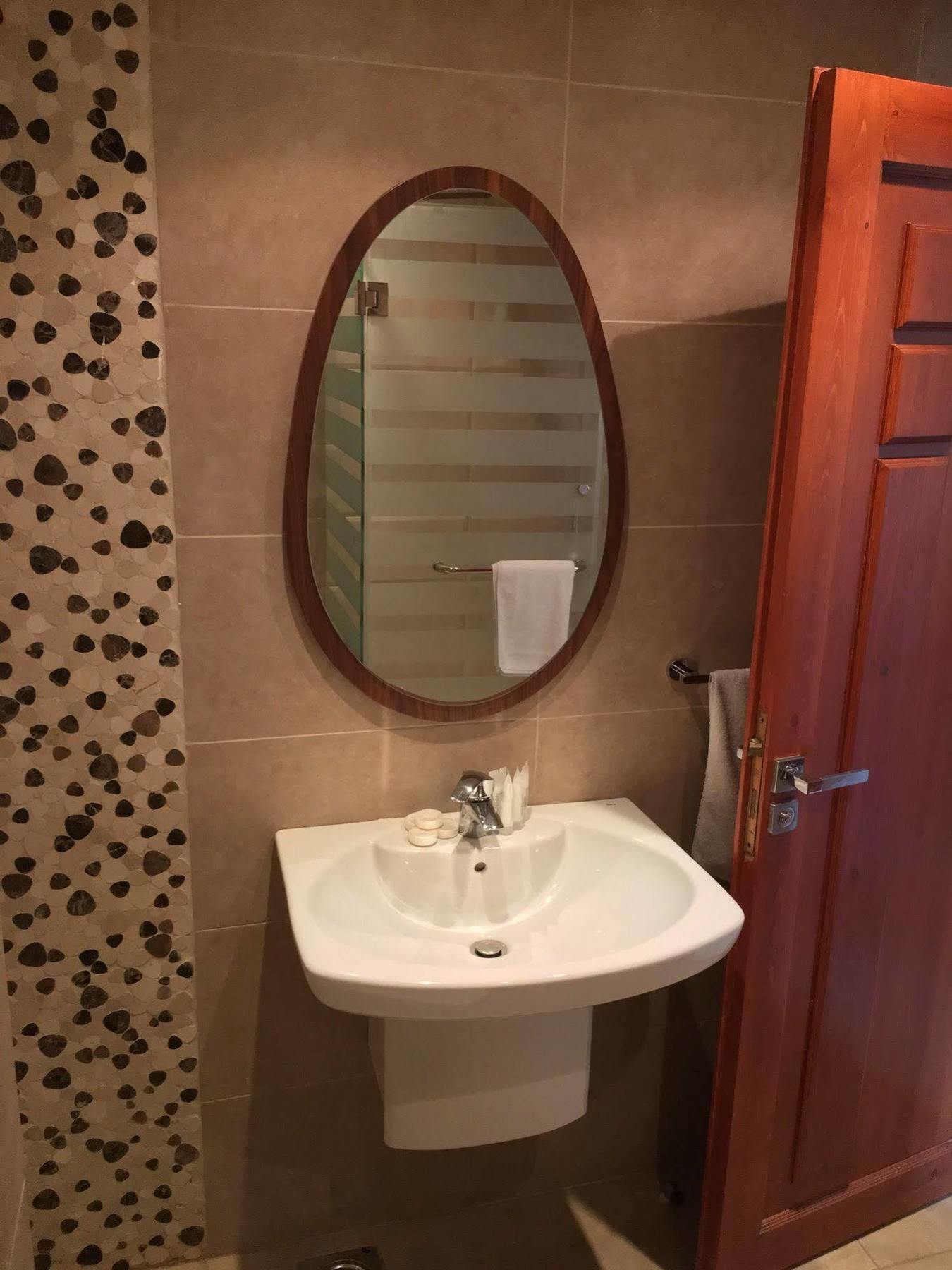 Sawary Beach Hotel בטרון מראה חיצוני תמונה