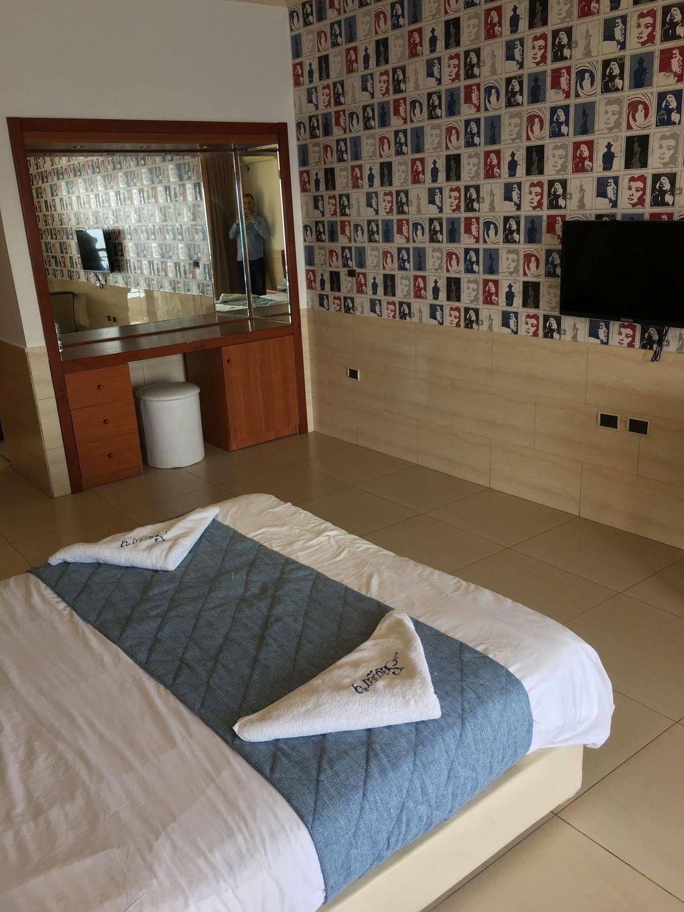 Sawary Beach Hotel בטרון מראה חיצוני תמונה