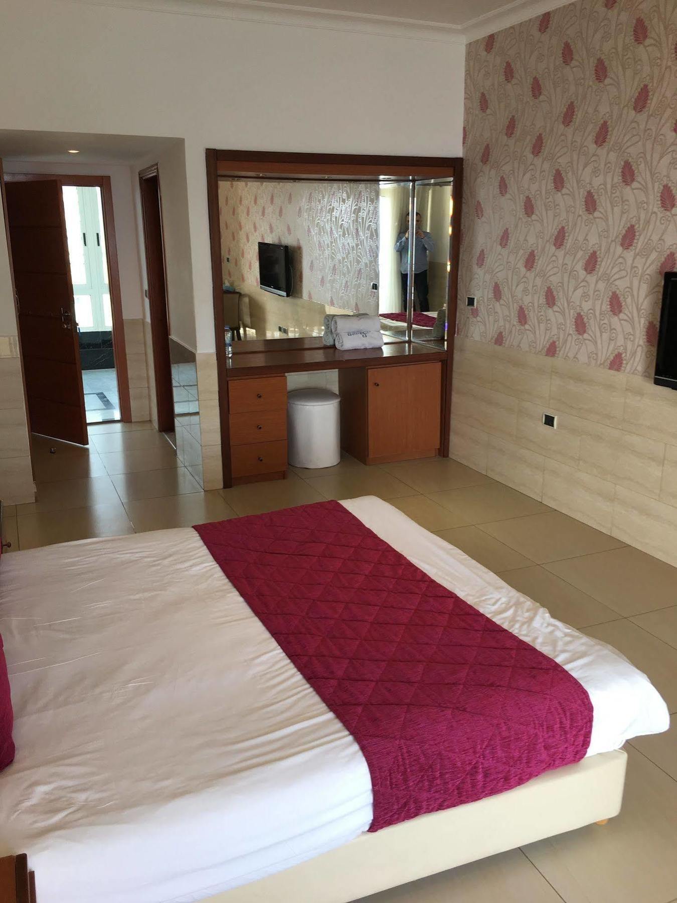Sawary Beach Hotel בטרון מראה חיצוני תמונה
