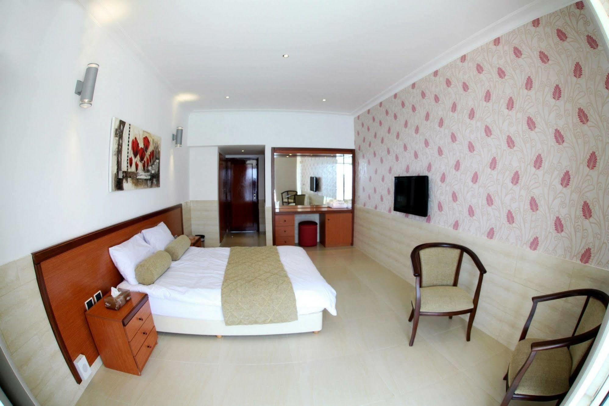 Sawary Beach Hotel בטרון מראה חיצוני תמונה